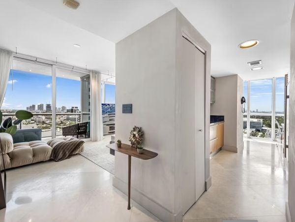Luxury South Beach Rentals - Oceanfront Balcony, 3 Pools & Spa Access